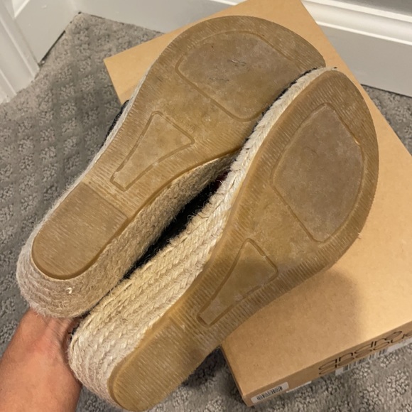 Andre assous size 7 black espadrilles - Picture 4 of 5